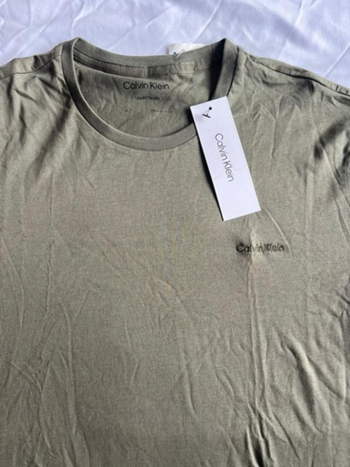 Camiseta Cuello Redondo Manga Corta Verde Oliva Calvin Klein - Imagen 3